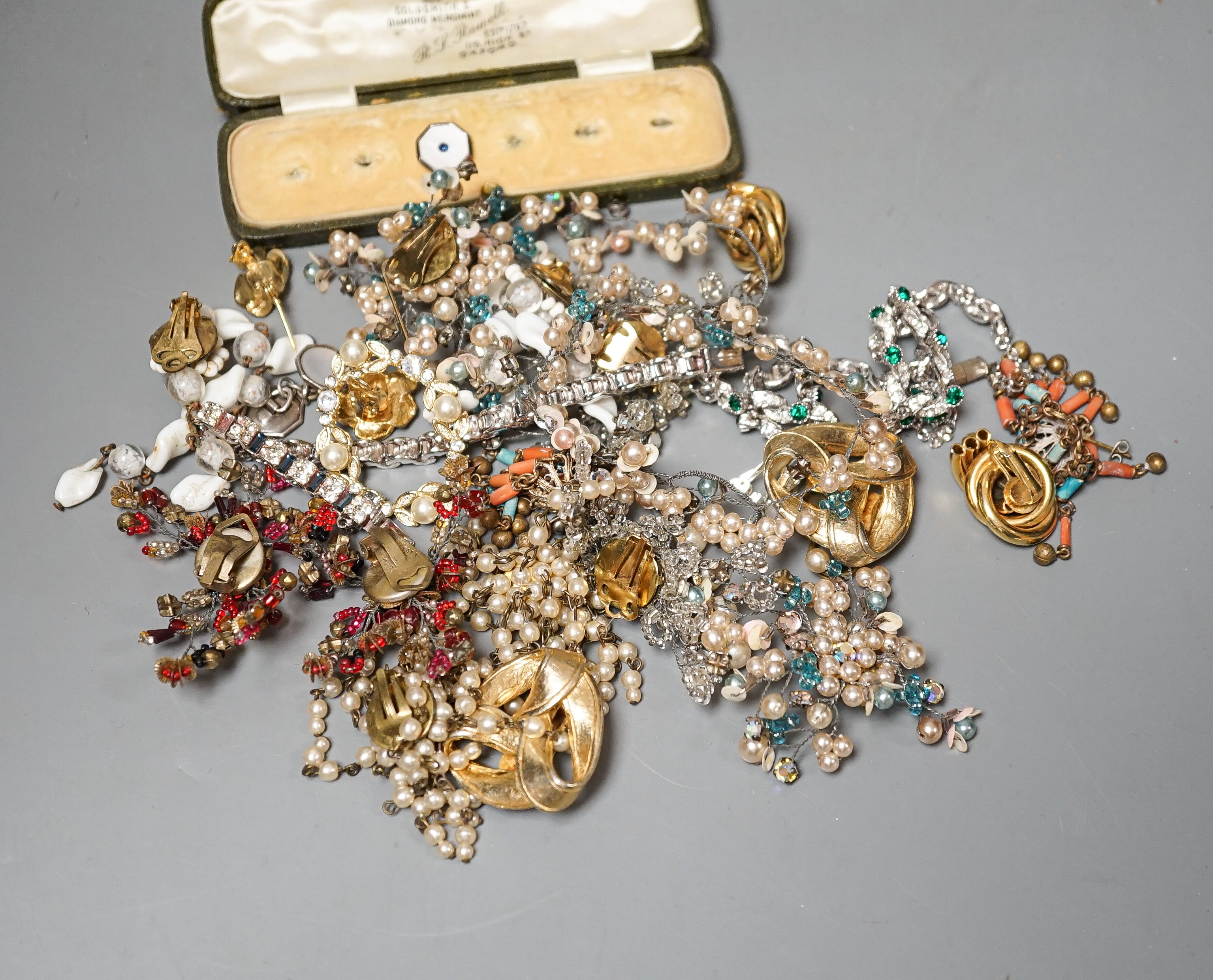 A small group of costume jewellery.